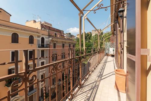 GuestHost - Piazza Nievo a Trastevere! Apt con Balcone