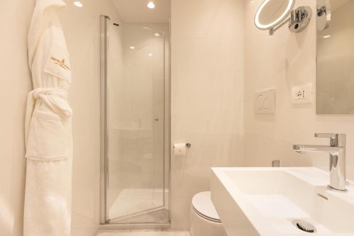 
a bathroom with a shower, toilet and sink at Hotel Morfeo in Milan
