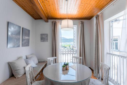 una sala da pranzo con un tavolo e una grande finestra di Casa dos Infantes a Muros