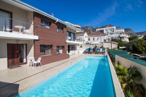 una piscina en el patio trasero de una casa en Village Apartments - Camps Bay, en Ciudad del Cabo