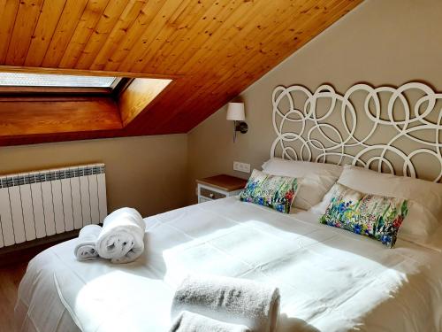 מיטה או מיטות בחדר ב-Adosado Marblés con Txoko y Wifi