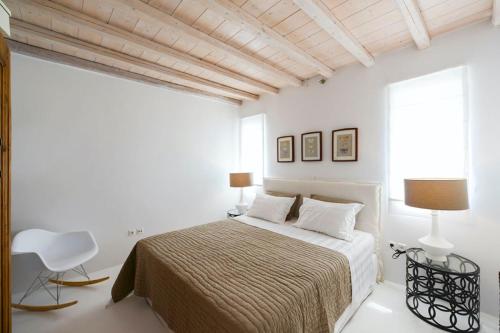 En eller flere senge i et værelse på Villa Pearl near Ornos by Diles Villas