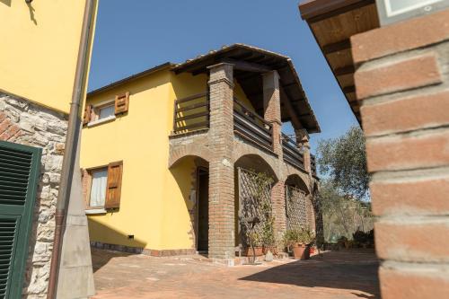 a yellow building with an archway on the side at Ara dei Pre, Terre Marine in Vezzano Ligure