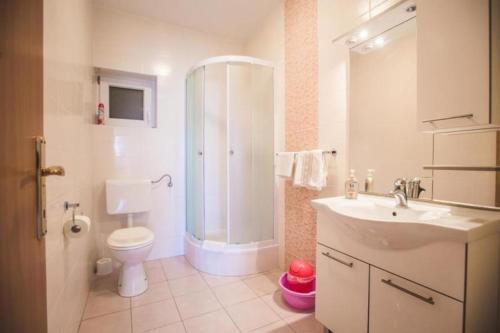 Koupelna v ubytování Guesthouse Lopar (824)