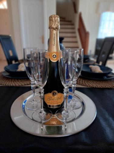 - une bouteille de champagne sur un plateau avec des verres à vin dans l'établissement Villa Nancy Tenerife Sur, à Granadilla de Abona