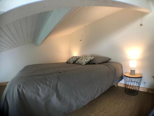 Tempat tidur dalam kamar di Maison moderne avec jardin à 750m de la mer