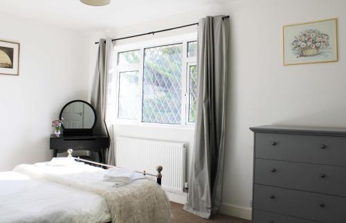 Katil atau katil-katil dalam bilik di Oxford - Private House with Garden & Parking 05