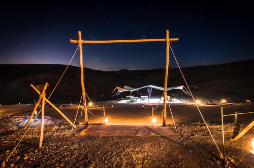 Una gran cruz en medio de un desierto por la noche en Camp Cameleon, en Marrakech