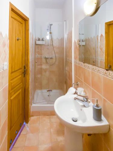 a bathroom with a sink and a shower at Entre Midi - Maison d'Hôtes - B&B in Capestang