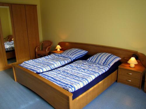 sypialnia z łóżkiem z 2 poduszkami w obiekcie Ferienwohnung Mauer, Wohnung "C" w mieście Heede