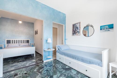 1 dormitorio azul y blanco con 2 camas en Affittacamere la Tortuga, en Portovenere