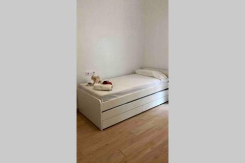 a small bedroom with a white bed in a room at Acogedor apartamento en Ruzafa-centro in Valencia