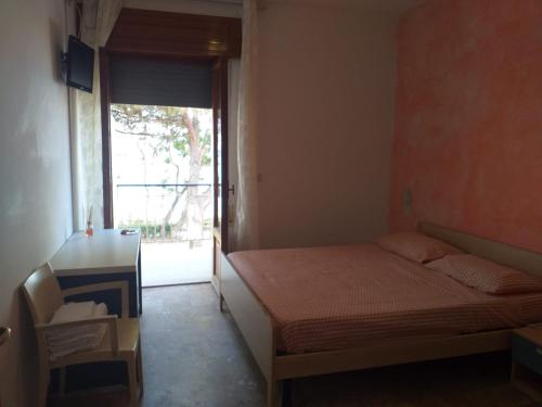 una piccola camera con letto e finestra di Room in BB - Spacious double room by the sea a Pineto