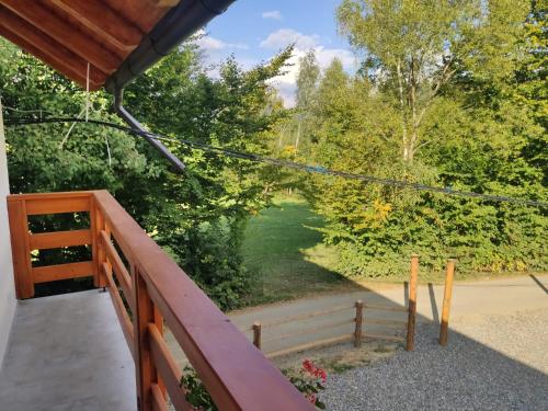 a balcony with a view of a yard at Pensiunea Teodora in Moisei