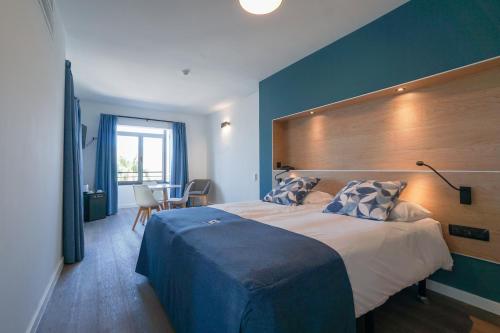 Un pat sau paturi într-o cameră la Playitas Hotel - Sports Resort
