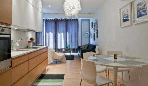 Il comprend une cuisine et un salon avec une table et des chaises. dans l'établissement City Center Luxury Apartment, à Reykjavik