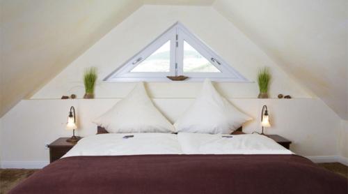 Postel nebo postele na pokoji v ubytování die Aussichtsreiche