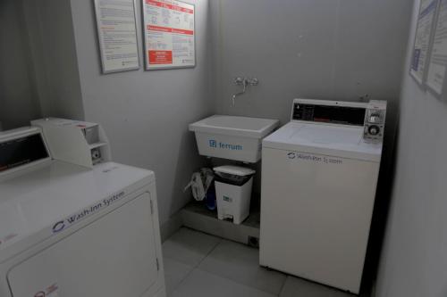 a small kitchen with a washing machine and a washer at RecoBerta Studio. Vivir Recoleta!! in Buenos Aires