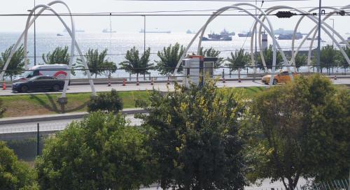 een pretpark met een achtbaan in het water bij Galley Hotel in Istanbul