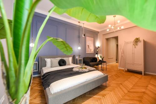 ein Schlafzimmer mit einem Bett und einer lila Wand in der Unterkunft THE CINEMA - Central Apartment near Radisson in Bukarest