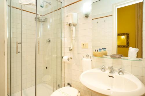 ローマにあるドムス ピンチアーナのバスルーム(洗面台、ガラス張りのシャワー付)
