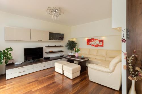uma sala de estar com um sofá e uma mesa em Apartment Trzy Żagle Gdańsk by Renters em Gdansk
