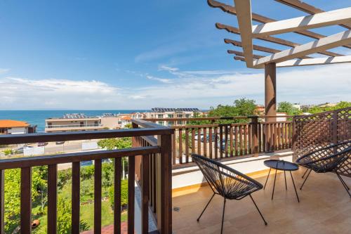 uma varanda com cadeiras e vista para o oceano em Cherry Villa em Sozopol