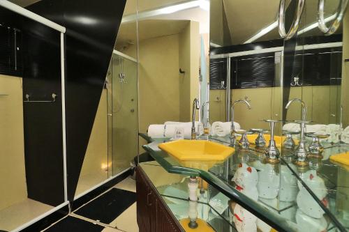 ein Bad mit einem Waschbecken und einem Spiegel in der Unterkunft Rio Spot Varanda da Barra U043 in Rio de Janeiro