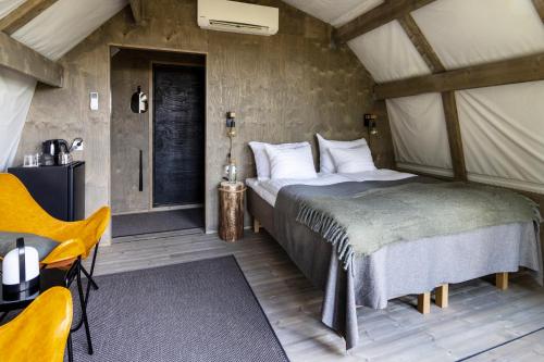 Letto o letti in una camera di Haltia Lake Lodge nature boutique hotel & glamping