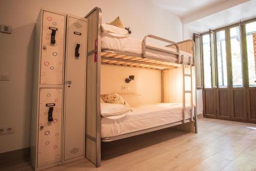 Tempat tidur susun dalam kamar di La Flamenka Hostel