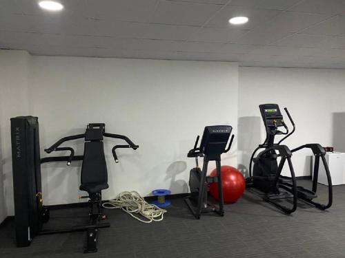 Basrah International Airport Hotelにあるフィットネスセンターまたはフィットネス設備