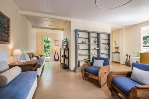 salon z kanapami i krzesłami w obiekcie Monti di Luna w mieście Forte dei Marmi