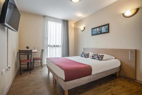 une chambre d'hôtel avec un lit et une table dans l'établissement Appart'City Classic Nîmes, à Nîmes