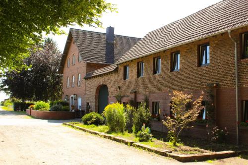 - un bâtiment en briques avec une rue en face dans l'établissement Gut Huthmacherhof, à Juliers