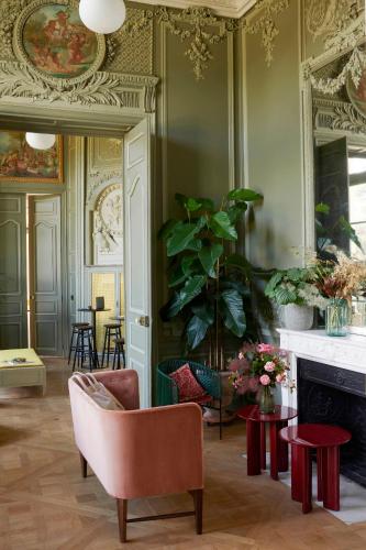 a living room with a couch and a fireplace at Maison du Val - Les Maisons de Campagne in Saint-Germain-en-Laye