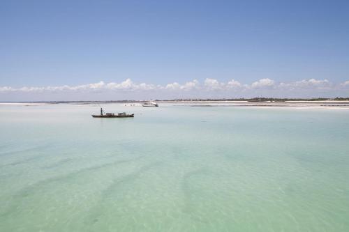 Billionaire Resort & Retreat Malindi في ماليندي: قارب في وسط تجمع كبير للمياه