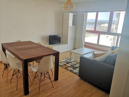 Μια τηλεόραση ή/και κέντρο ψυχαγωγίας στο Precioso apartamento en primera linea de playa