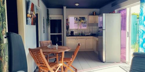 A cozinha ou cozinha compacta de Dominick Apartments