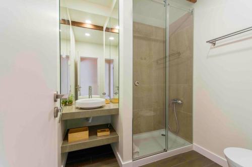 W łazience znajduje się szklana kabina prysznicowa i umywalka. w obiekcie Walnut Cottage - Cosiness between hills and sea. w mieście Nafarros