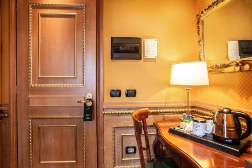 Принадлежности для чая и кофе в River Palace Hotel