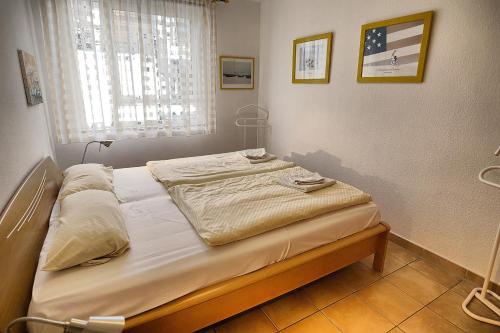 a small bed in a bedroom with a window at Residenz "Am Strand", Whg 8 in Zingst
