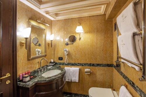 Ванная комната в River Palace Hotel