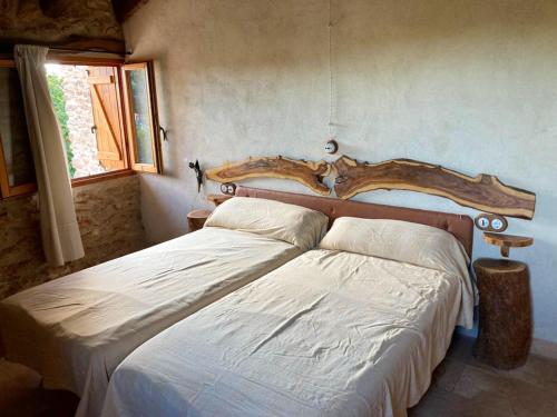 Voodi või voodid majutusasutuse 3 bedrooms chalet with private pool and wifi at Masdenverge toas