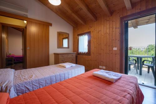 Tempat tidur dalam kamar di Agriturismo L'Acero Rosso