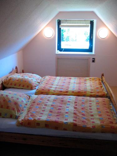 1 Schlafzimmer mit 2 Betten und einem Fenster in der Unterkunft Alte Schule Wenkendorf Nr2 in Wenkendorf