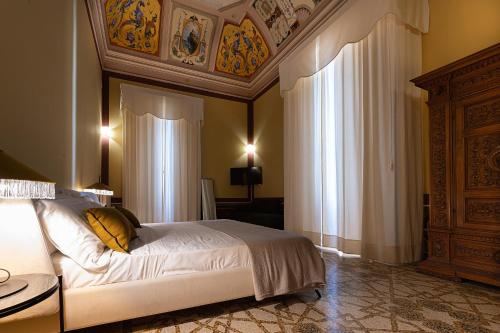 a bedroom with a bed with a coffered ceiling at Palazzo Francesco Grassi in Aradeo