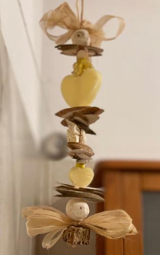 a group of seashells on top of a chandelier at Haus Grüne Idylle in Bannewitz
