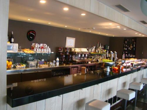 un bar in un ristorante con molto cibo di Hotel Ortuella a Ortuella