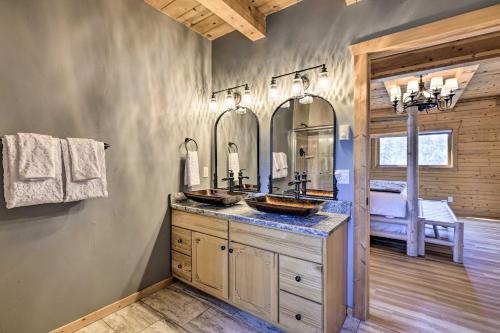 Ένα μπάνιο στο Lazy Beaver Lodge Pagosa Cabin with Deck, Fire Pit