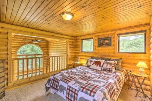 Giường trong phòng chung tại Serene Long Lake Cabin with Deck and Fire Pit!